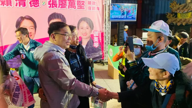 ▲王義川結束壓軸的演講,立即受到包圍,被拋在後方的張廖萬堅不以為忤,幕僚表示「要的就是這種效果」。(圖/記者顏幸如攝,2023.12.28)