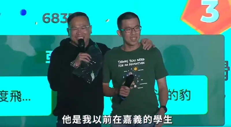 ▲學者出身的王義川,和年輕人的溝通沒有障礙。(圖/翻攝王義川臉書,2023.12.28)
