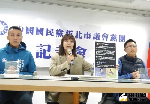 針對國三生在校園遭同學割頸身亡,國民黨新北市議員江怡臻(中)轉述蔡英文臉書留言遭網友灌爆,推動的社會安全網完全失靈。(圖 /記者吳嘉億攝,2023.12.28) ▲針對國三生在校園遭同學割頸身亡,國民黨新北市議員江怡臻(中)轉述蔡英文臉書留言遭網友灌爆,推動的社會安全網完全失靈。(圖 /記者吳嘉億攝,2023.12.28)
