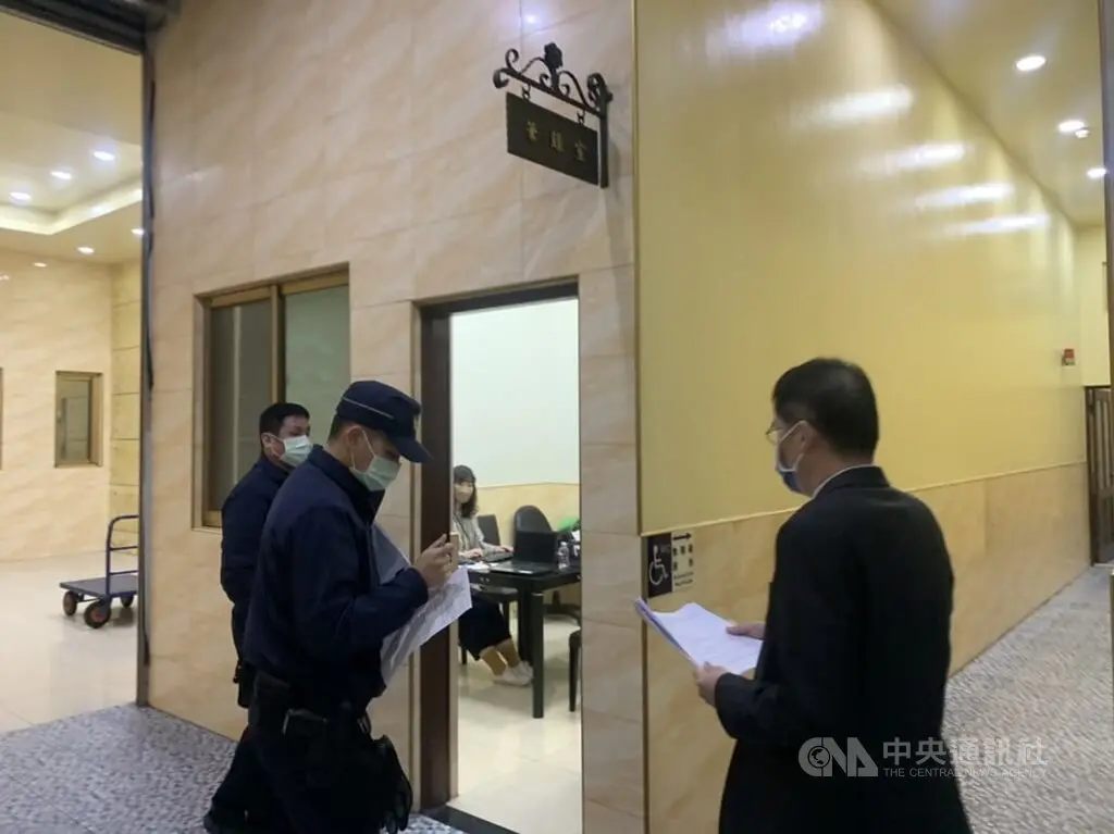 ▲新竹縣消防局新工分隊長游尚樺28日執行救災時不幸殉職，新竹地檢署檢察官晚間抵達殯儀館，針對游尚樺的遺體進行相驗，以釐清確切死因。中央社記者郭宣彣攝 112年12月28日