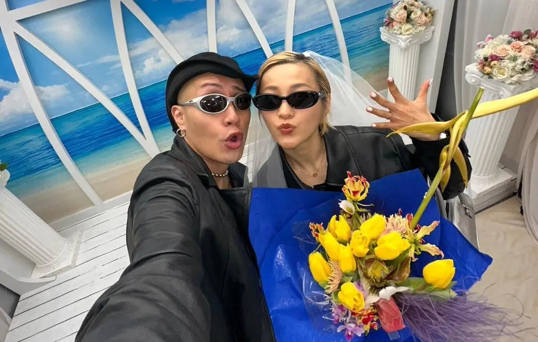 ▲黃宣（左）與經紀人女友Elsie登記結婚。（圖／讀者提供）