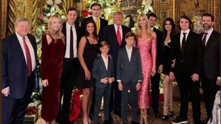 ▲美國前總統川普（左六）的聖誕全家福照片曝光，包括他的小兒子拜倫（左五）、孫女（左四），以及岳父克納夫斯（左一）。（圖／翻攝自Instagram/Kimberly Guilfoyle）