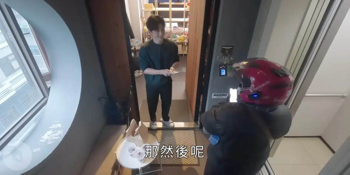 ▲博恩送5萬元給單親爸爸外送員，對方講出自己的「空軍退役」故事，卻遭軍方出面表示「查無此人」。（圖/YT@曾博恩）