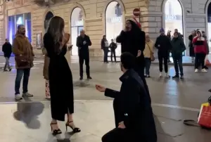 羅馬街頭求婚大失敗！女友求「你先站起來」　路人會錯意拍手尖叫
