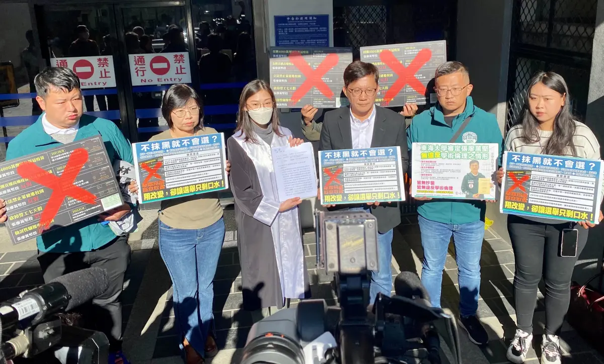 ▲立委張廖萬堅（右三）按鈴控告對手廖偉翔以廣發該文宣紙本等「類黑函」抹黑他。（圖／立委張廖萬堅提供，2023.12.29）