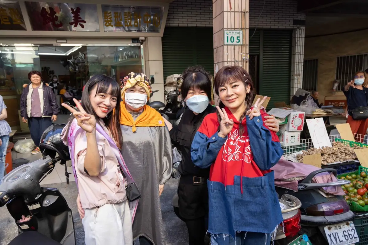 ▲黃捷，今（29）日和藝人王彩樺在三和市場一同掃街，有阿姨為了看王彩樺，竟頂著燙到一半的頭髮，從髮廊衝出跟黃捷、王彩樺激動擁抱合照。（圖／黃捷競總提供）