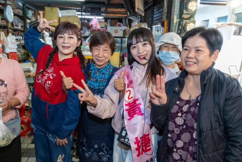 ▲高雄市第六選區民進黨立委候選人黃捷，今（29）日和藝人王彩樺在三和市場一同掃街。（圖／黃捷競總提供）