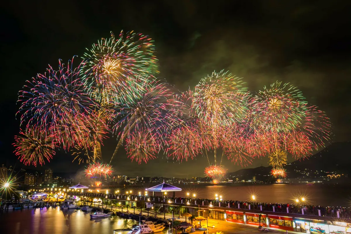 ▲「閃耀新北-圈起1314跨河煙火」系列活動陪伴民眾同樂跨年，活動場域包含淡水漁人碼頭、八里左岸公園、海關碼頭光映淡水恐龍星光派對。（圖／新北市文化局）