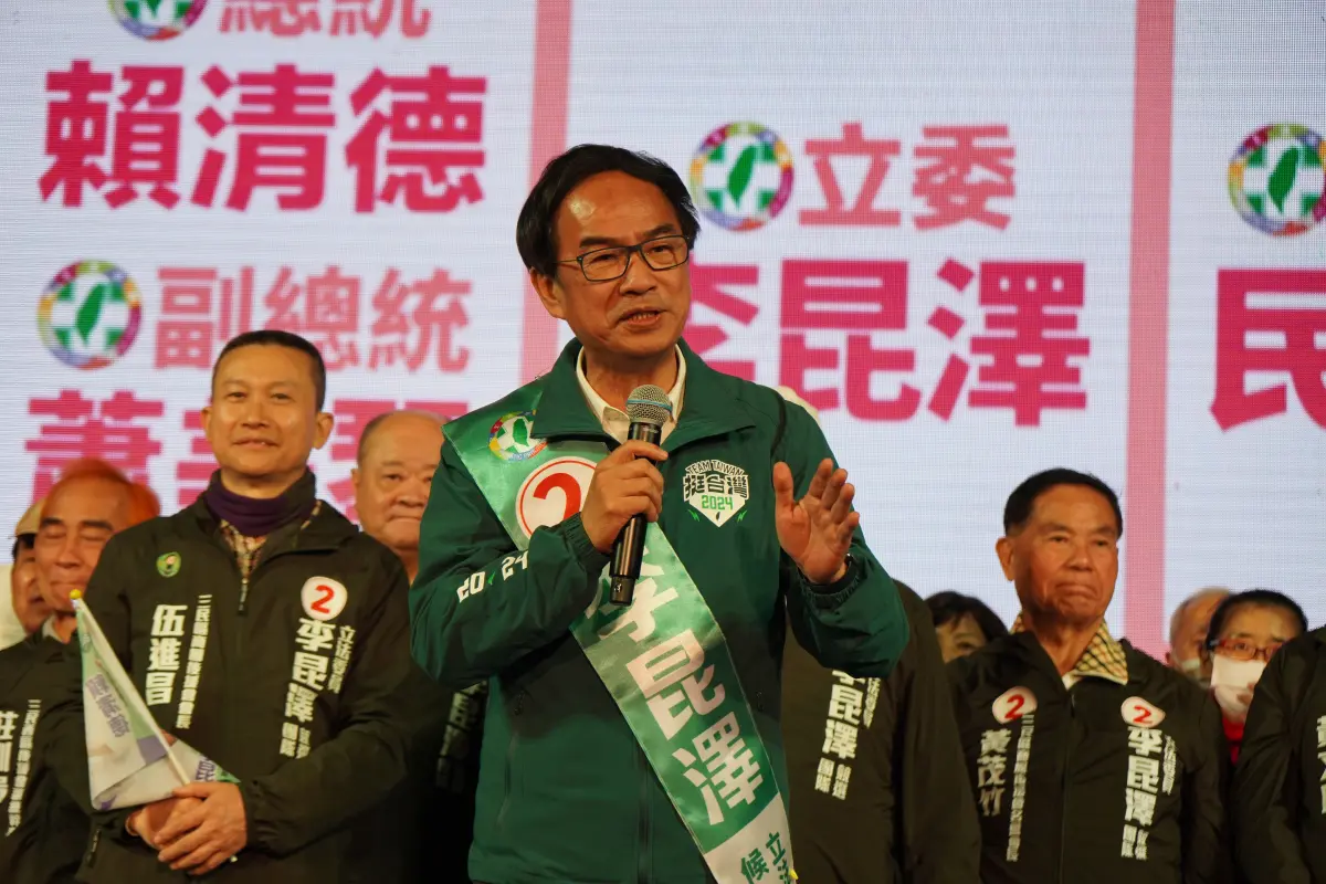 ▲高雄市第五選區（三民區、苓雅八里）候選人李昆澤今天向鄉親報告，任內爭取各項重大建設，經費超過2700億也是續22次得到公督盟優秀立委。（圖／立委李昆澤競選辦公室提供）