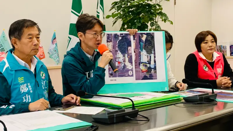 ▲江肇國昨踢爆對手羅廷瑋經營的牛肉麵店，長期佔用應闢為兒童遊戲場的市有地與國有地。（圖／記者顏幸如攝，2023.12.29）