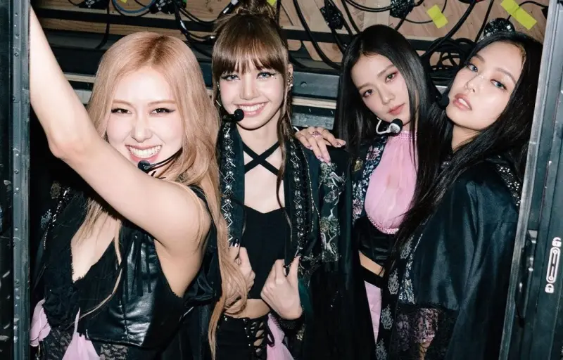 ▲韓媒報導YG砸下400億元韓幣與BLACKPINK續團體約，四位成員Rosé（左起）、Lisa、Jisoo、Jennie還能自主個人演藝事業。（圖／Lisa IG）