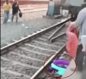 人太多被擠下火車！印度婦趴鐵軌「肉身護2孩」　3人奇蹟生還
