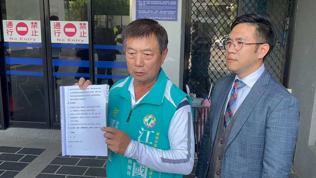 ▲立法委員候選人江肇國競選總部副總幹事市議員鄭功進及律師前往台中地檢署按鈴告發(圖／江肇國競選總提供2023.12.29)