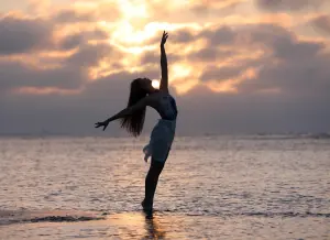▲夕陽下的海邊加上專業舞者的曼妙舞姿，形成一幅美景。（圖/特約攝影郭運復）