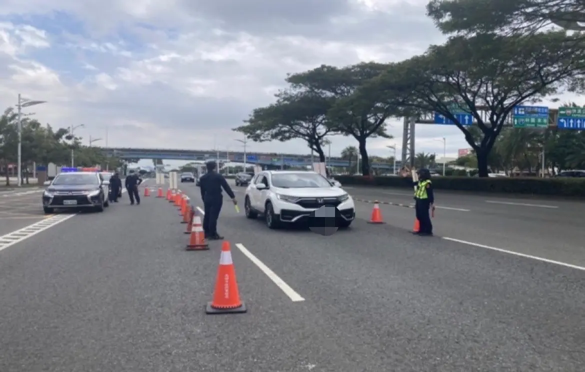 ▲高市警將配合於12月31日下午2時至明年1月1日凌晨高市府2時針對【夢時代時代大道】、【義大世界】及元旦上午5時至12時【高雄市文化中心-元旦升旗典禮】，由警義交分階段實施交管。（圖／高市交大提供）