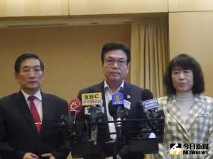 新北市副市長劉和然(中)在強化校園安全專家學者會議後受訪強調只要能夠趕快協助讓校園更安全,會立即來落實。(圖 /記者吳嘉億攝,2023.12.29) ▲新北市副市長劉和然(中)在強化校園安全專家學者會議後受訪強調只要能夠趕快協助讓校園更安全,會立即來落實。(圖 /記者吳嘉億攝,2023.12.29)
