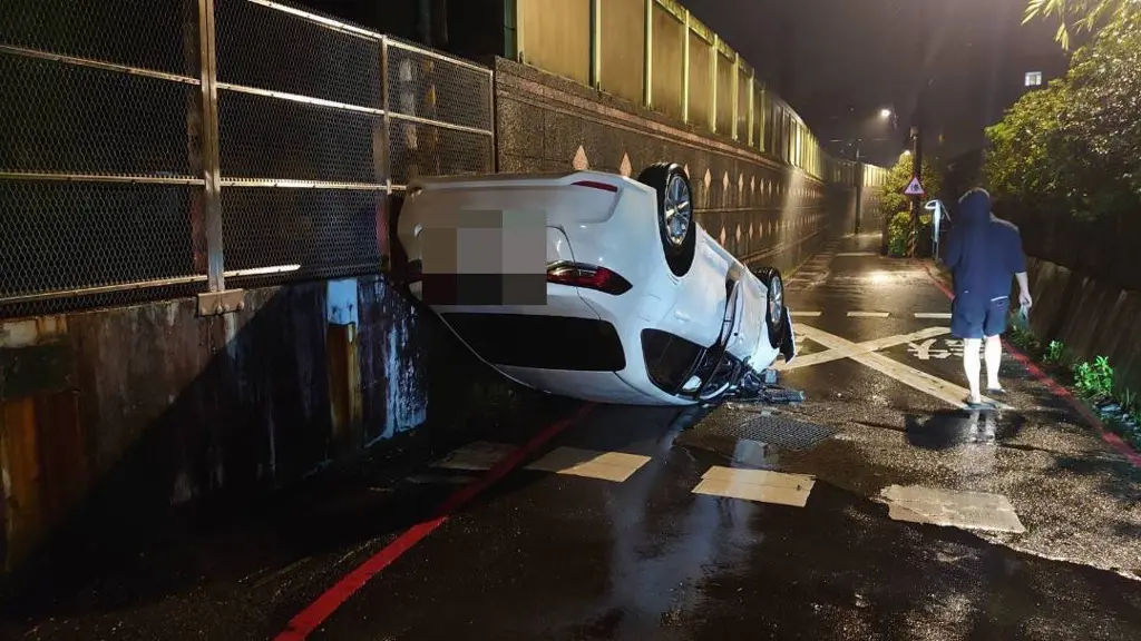 ▲一名女子疑似不熟悉路況，自撞橋墩後翻覆。（圖／翻攝畫面）