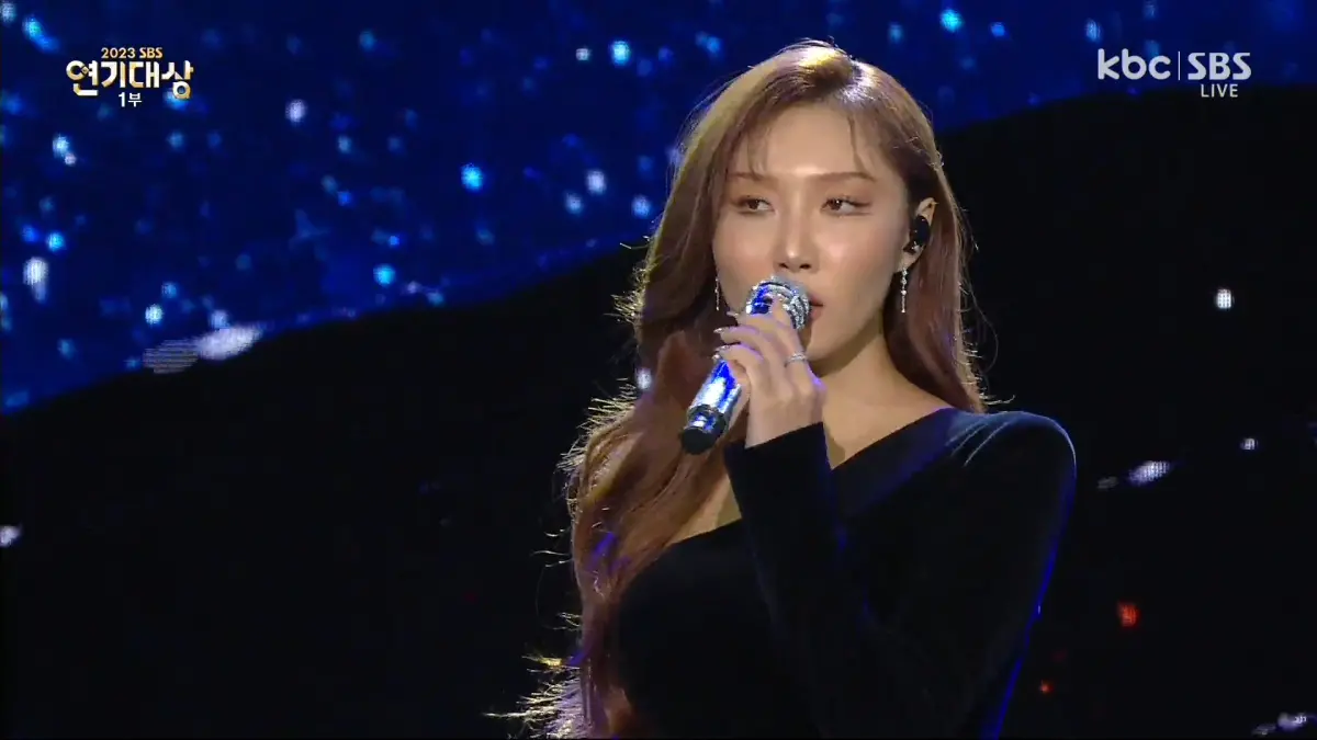 ▲MAMAMOO成員華莎擔任「SBS演技大賞」表演嘉賓，更改曲目悼念李善均。（圖／SBS演技大賞官網）