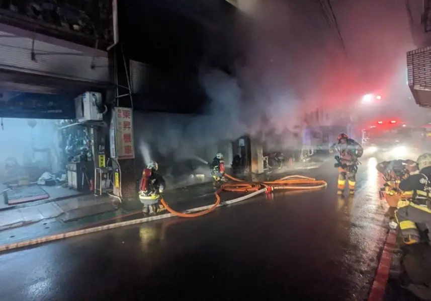 ▲29日深夜10時許，新北市汐止鄉友街某公寓發生火警，消防員冒險入內救出6人，所幸無人受傷，起火原因待釐清。（圖／翻攝畫面）