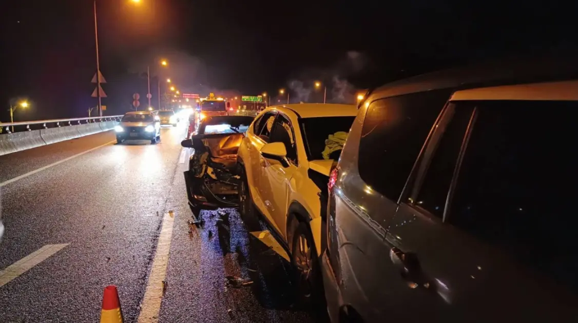 ▲29日晚間，國道5號南下雪山隧道口前，發生一起連環追撞車禍，現場8人追撞釀5人受傷送醫。（圖／翻攝畫面）