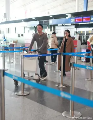 ▲汪小菲和長髮女子現身北京機場。（圖／翻攝自芒果撈小萌主微博）