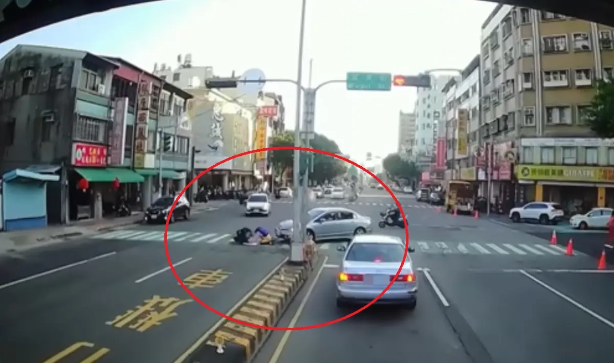 ▲本月29日下午，台中53歲的李姓女子，駕駛自小客車行經東區某國小旁，卻在左轉時撞上正在過馬路的2名學童。（圖／翻攝畫面）