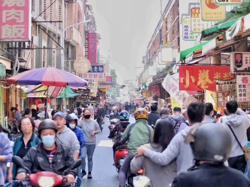 ▲國華街上小吃店林立，尤以永樂市場這一帶最熱鬧，這裡有米其林必比登推薦的小吃「一味品碗粿」，以及500碗美食評選活動中獲得3碗肯定的「阿松割包」。（圖／記者葉盛耀攝）