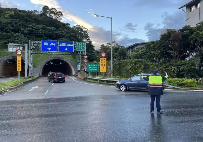 ▲元旦連假首日，蘇花公路改善路段30日清晨湧現南下車潮，警方加強交通疏導管制，維護用路人行車順暢。（警方提供）