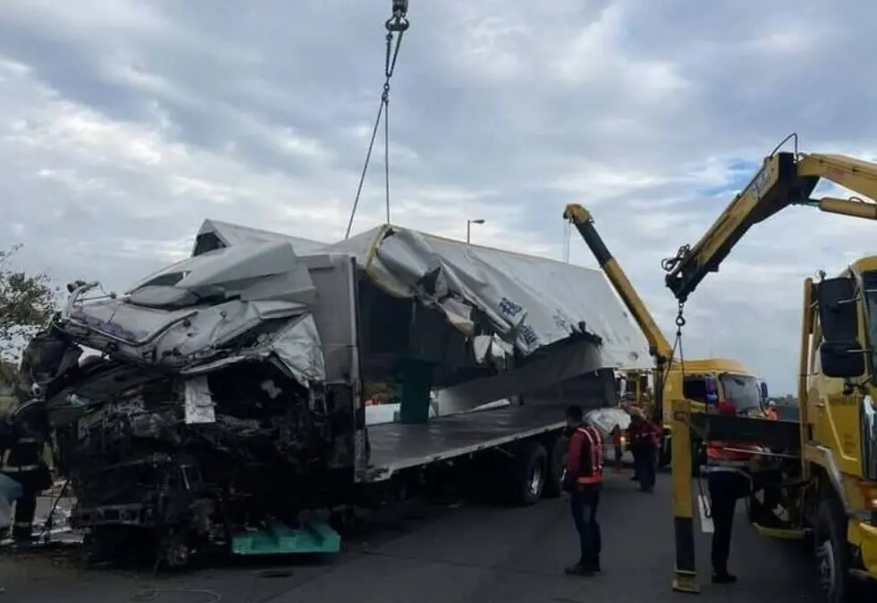 ▲元旦連假首日清晨，國道3號南下59.2公里處，發生追撞車禍事故，分別為2台自小客車、2台聯結車，其中1台聯結車衝破護欄墜邊坡，釀1人受傷送醫不治。（圖／翻攝苑裡串起來）