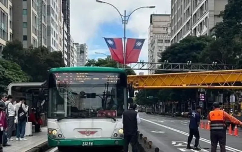 ▲台北市三重客運一輛公車，今天行經民權東路時遭吊車吊臂砸中。（圖／翻攝記者爆料網）