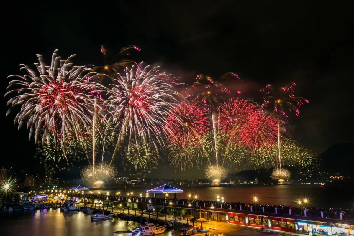 ▲衛福部國健署提醒，民眾前往跨年，務必注意「保暖」、「熱身」、「補水」、「室內外進出的環境溫差」以及「攝取食物或熱飲（湯）的溫度」等。（圖／新北市政府）