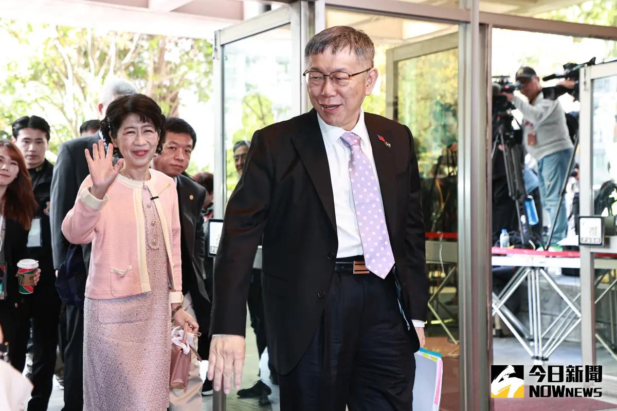 ▲民眾黨前主席柯文哲（右）和夫人陳佩琪（左）出席2024總統大選電視辯論會。（圖／記者葉政勳攝）