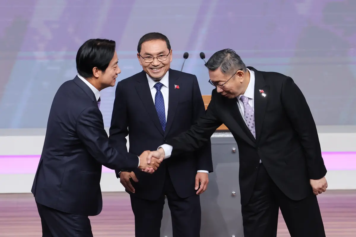 ▲選舉進入最後倒數，綠藍白三黨近來都開始密集舉辦大型造勢活動。圖為唯一一場總統大選辯論會今（30）日下午登場，三位總統候選人同場較勁。（圖／台北市攝影記者聯誼會提供）