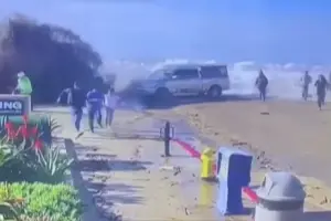 影／巨浪襲美國加州！超驚險宛如海嘯席捲岸邊民眾　8人受傷送醫

