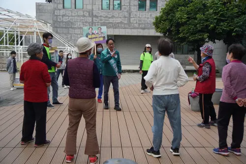 ▲李昆澤在科工館拜票時強調，科工館亟需從整體園區的角度重新出發，讓各單位合作協調，並重新規化動線、車道與人行道，讓民眾有安全舒適的空間。（圖／立委李昆澤競選辦公室提供）