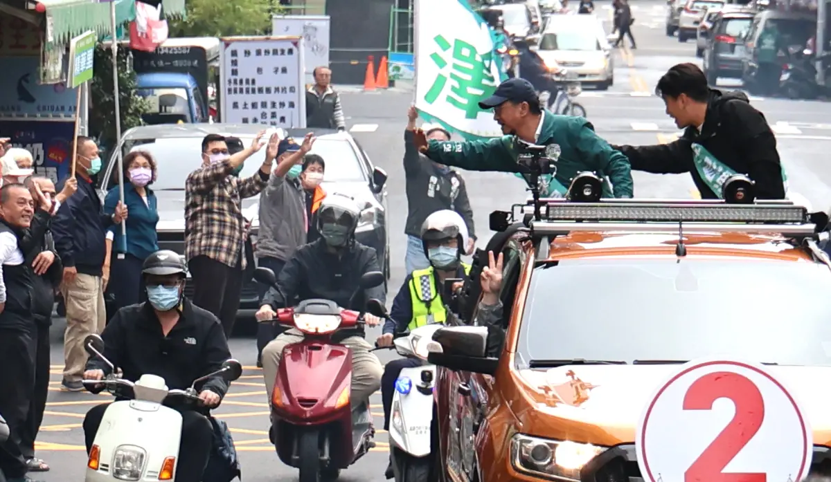 ▲高雄市第五選區（三民區、苓雅八里）立委候選人李昆澤，今天在陳柏惟陪同進行車隊掃街，兩人一同車掃展現高人氣。（圖／立委李昆澤競選辦公室提供）