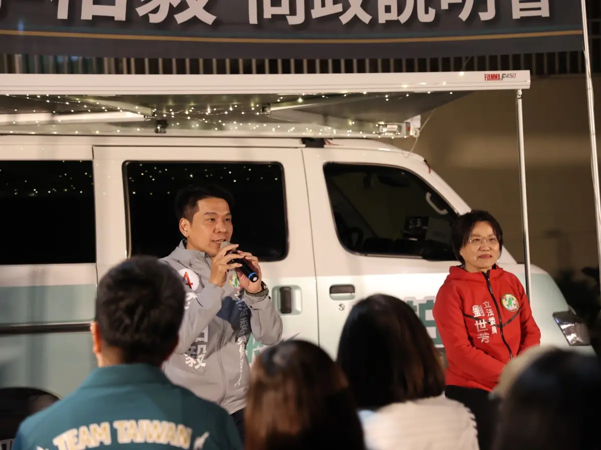 ▲民進黨左營楠梓區立委候選人李柏毅昨（29）日前進果貿周邊社區舉辦問政說明會，更成立眷村青年後援會。李柏毅也細數，這些年來針對眷村周邊環境自己做了許多努力。（圖／李柏毅競選辦公室提供）