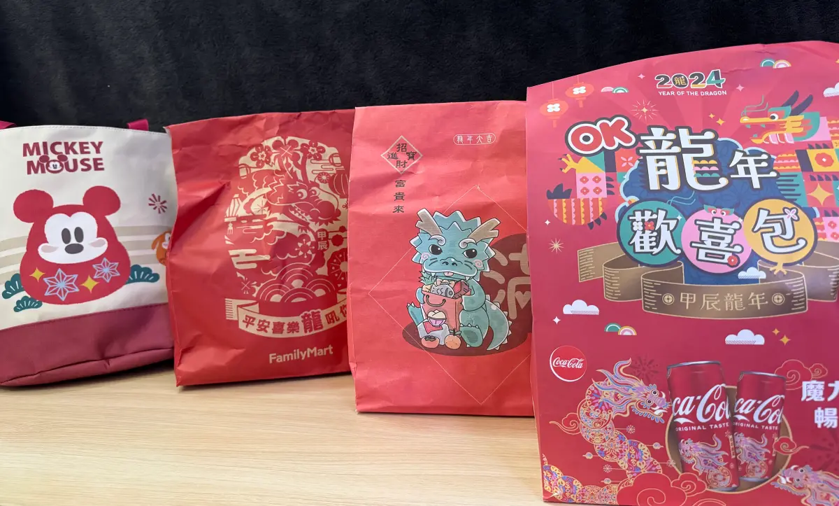 ▲2024超商龍年福袋開賣，其中全家福袋於1/1日登場，共有18款組合，包括卡通肖像、品牌聯名等，最低只要249元。（圖／記者鍾怡婷攝）