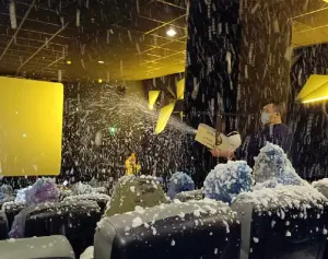 ▲中國電影院業者出奇招，推出跨年特別「下雪場」，讓觀眾在劇院體驗下雪的感覺，然而想像很浪漫現實很骨感，許多「雪崩」災難照曝光後引發中國網友熱議。（圖／翻攝自微博）