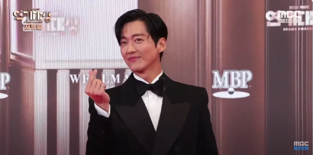 ▲南宮珉今晚走上MBC演技大賞紅毯，還不忘在鏡頭面前喊話愛妻秦雅凜，「謝謝妳一直在背後支持我。」（圖／MBC YouTube）