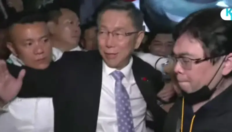 ▲由於群眾太過熱情，柯文哲進場時幾乎寸步難行。（圖／翻攝柯文哲YT，2023.12.30）