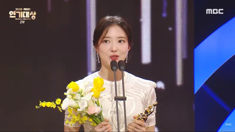 ▲李世榮與安恩真雙雙奪下2023 MBC演技大賞最佳女主角，李世榮致詞時一度哽咽，「今年很多人感到痛苦」，並期許大家明年會更好。（圖／MBC YouTube）