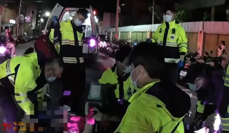 ▲本月3日晚間，新北市三重一名李姓老翁突昏迷倒地，警民合力實施CPR救回一命。（圖／翻攝畫面）