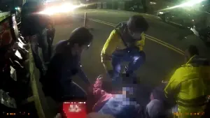 ▲本月3日晚間，新北市三重一名李姓老翁突昏迷倒地，警民合力實施CPR救回一命。（圖／翻攝畫面）