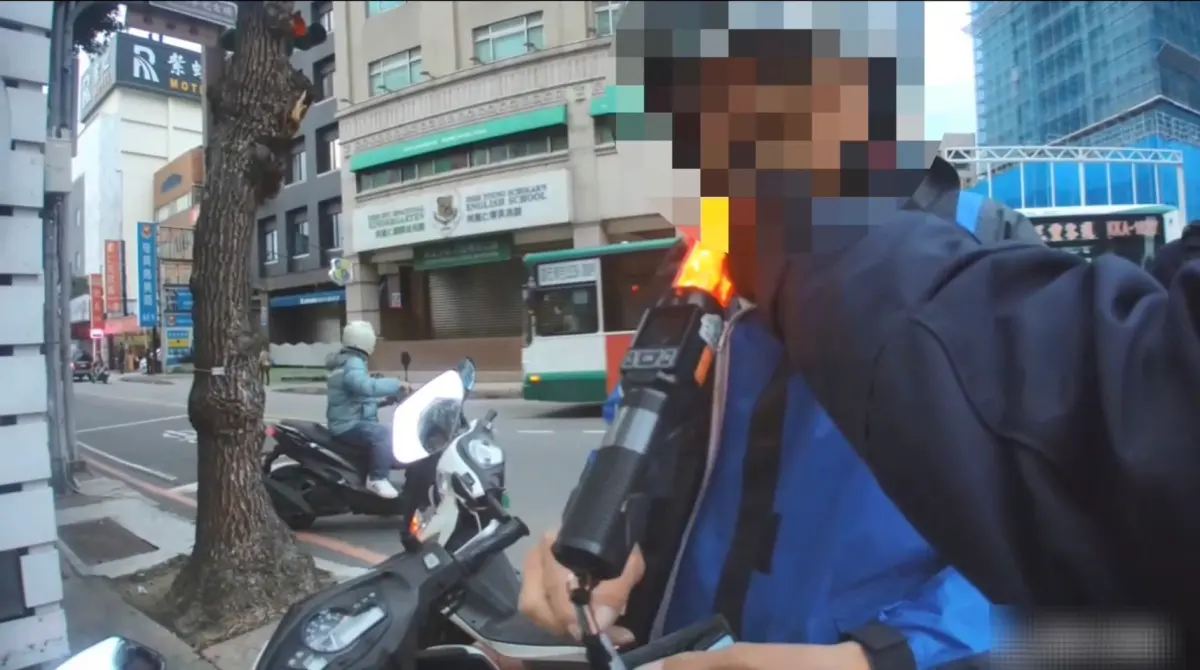 ▲29日上午，57歲周姓男子騎乘機車出門上班，行經蘆洲區三民路、中正路口時，因闖紅燈被員警攔下，其酒測值達0.27mg/l當場被逮，警方發現周男駕照被吊銷，對周男祭出4張罰單，共計開罰12萬7800元。（圖／翻攝畫面）