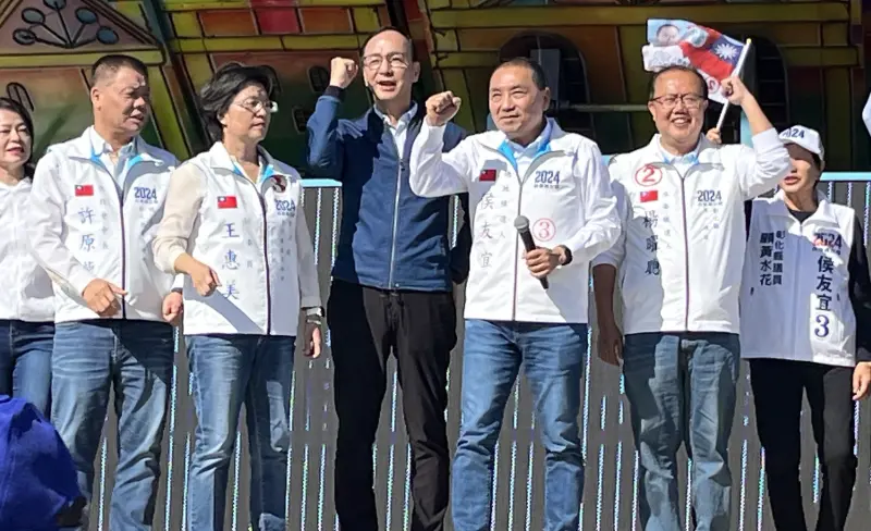 ▲侯友宜與國民黨主席朱立倫、彰化縣長王惠美一同出席楊曜聰花壇聯合造勢大會。(圖/楊曜聰競總提供,2023.12.31)