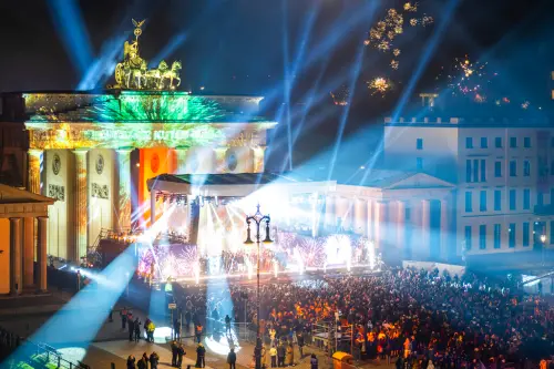 ▲德國柏林知名地標布蘭登堡大門（Brandenburg Gate）每年都會舉辦盛大的跨年活動。（圖／美聯社／達志影像）