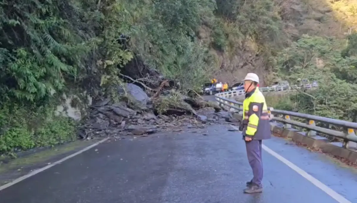 ▲巨石掉落車道上，一度造成雙向封閉。（圖／翻攝畫面）