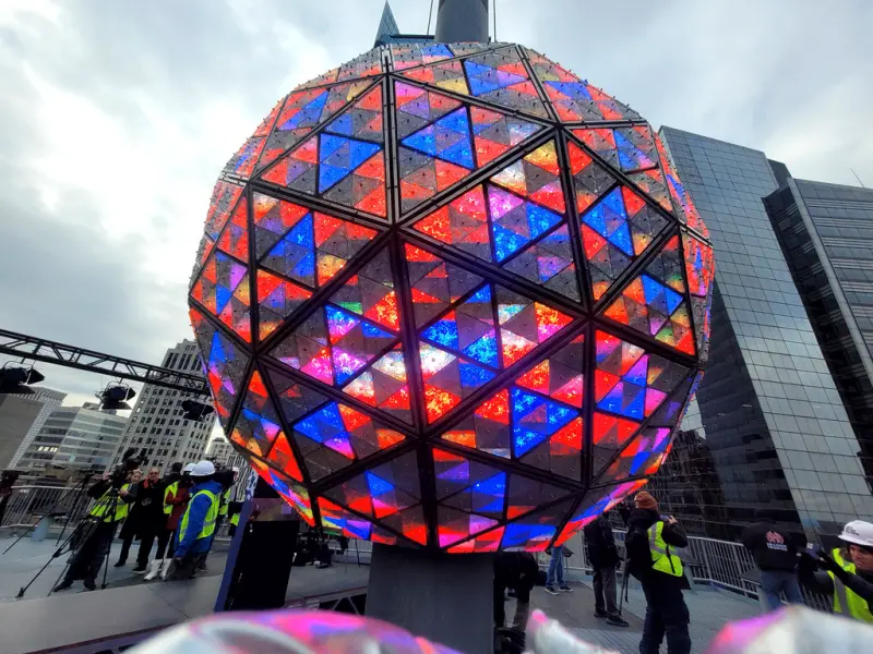 ▲今年紐約時報廣場跨年活動倒數用的水晶球以「領結」作為主題。（圖／美聯社／達志影像）