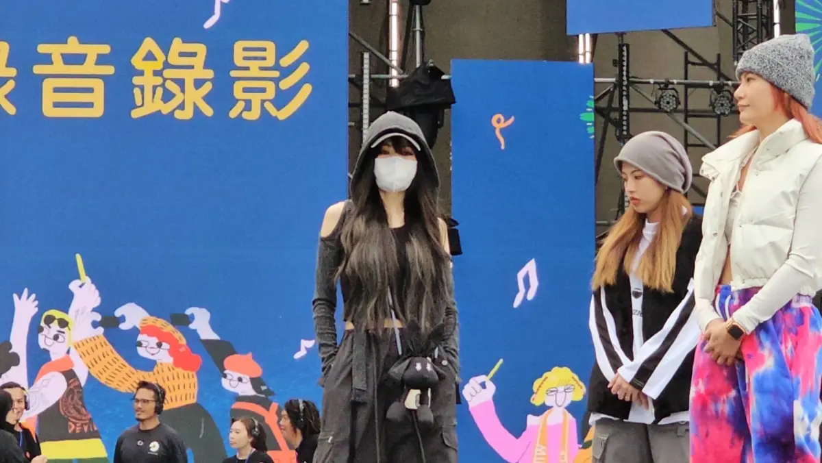 ▲姐姐謝金燕不怕卡莉怪妞、JESSI等多位日韓大咖明星來台跨年，昨晚低調現身彩排時，還充滿信心地喊話：「不能輸！」（圖／民視提供）